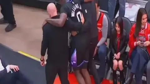 哈尔滨第九届亚冬会开幕式中国代表团入场仪式盛大举行